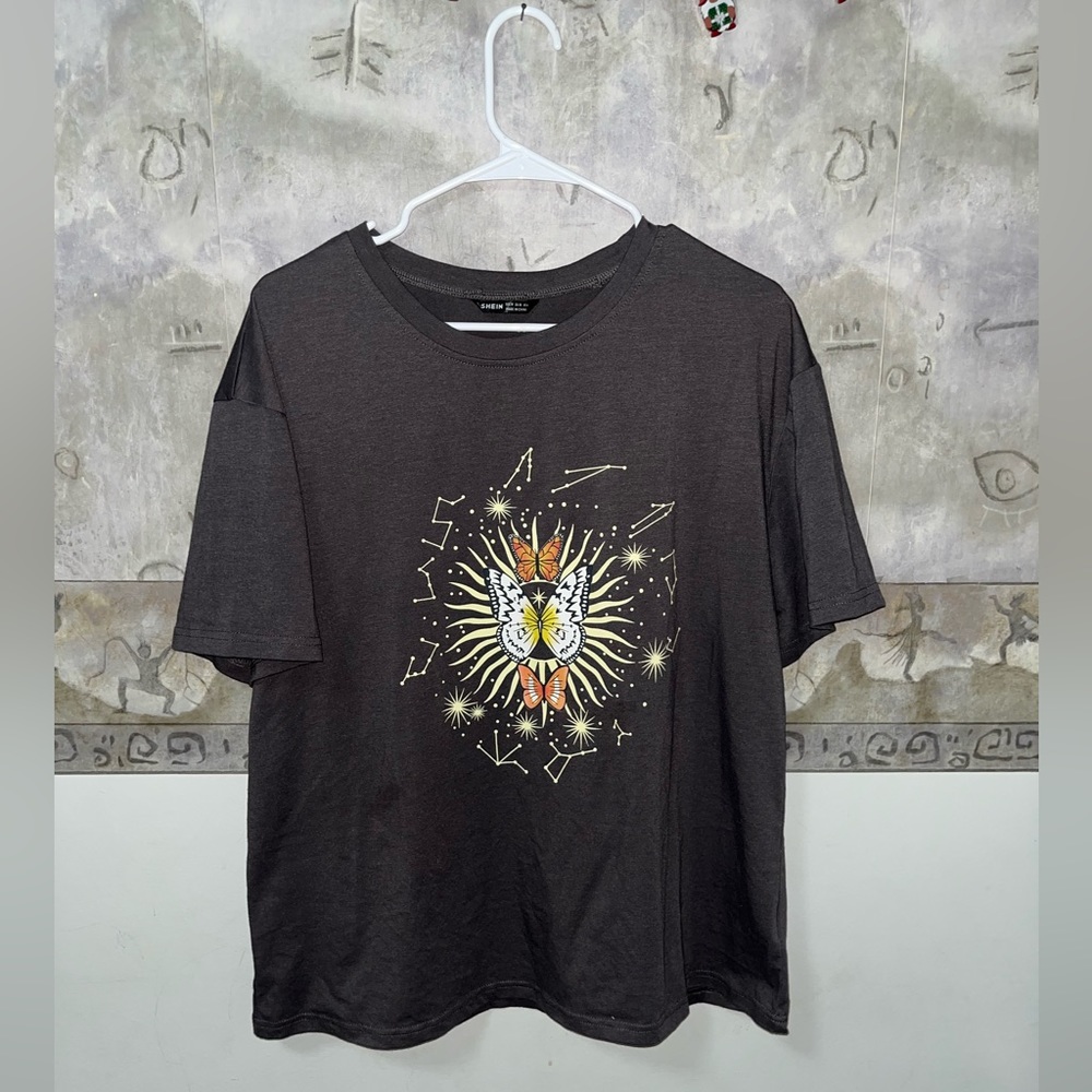 Women’s SHEIN butterfly and constellation print oversized tee. Gray.